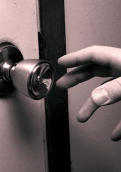 /home/helge/archive/images/grasping/HandReachingForDoorKnob.jpg